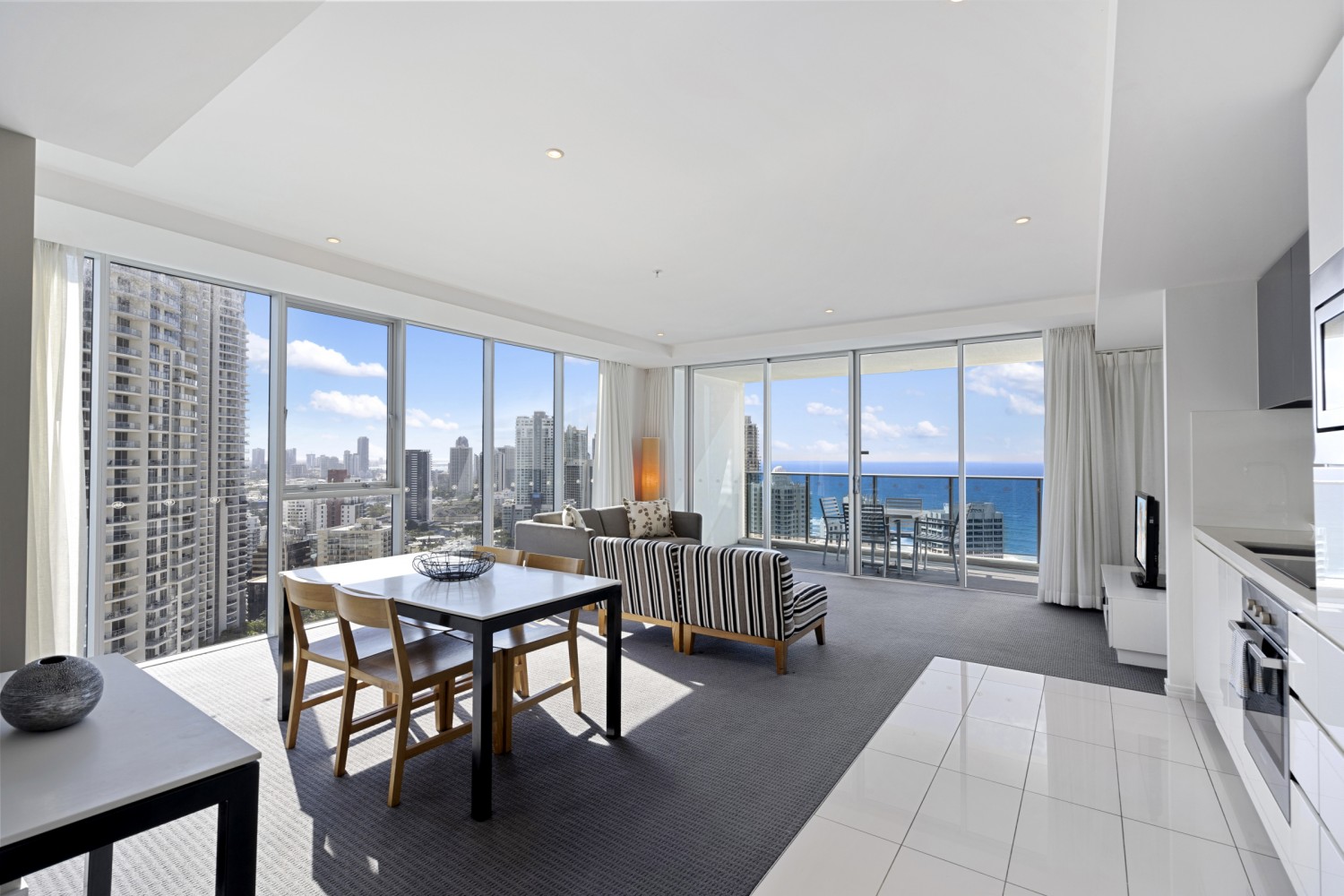 Open Plan Apartment in Surfers Paradise