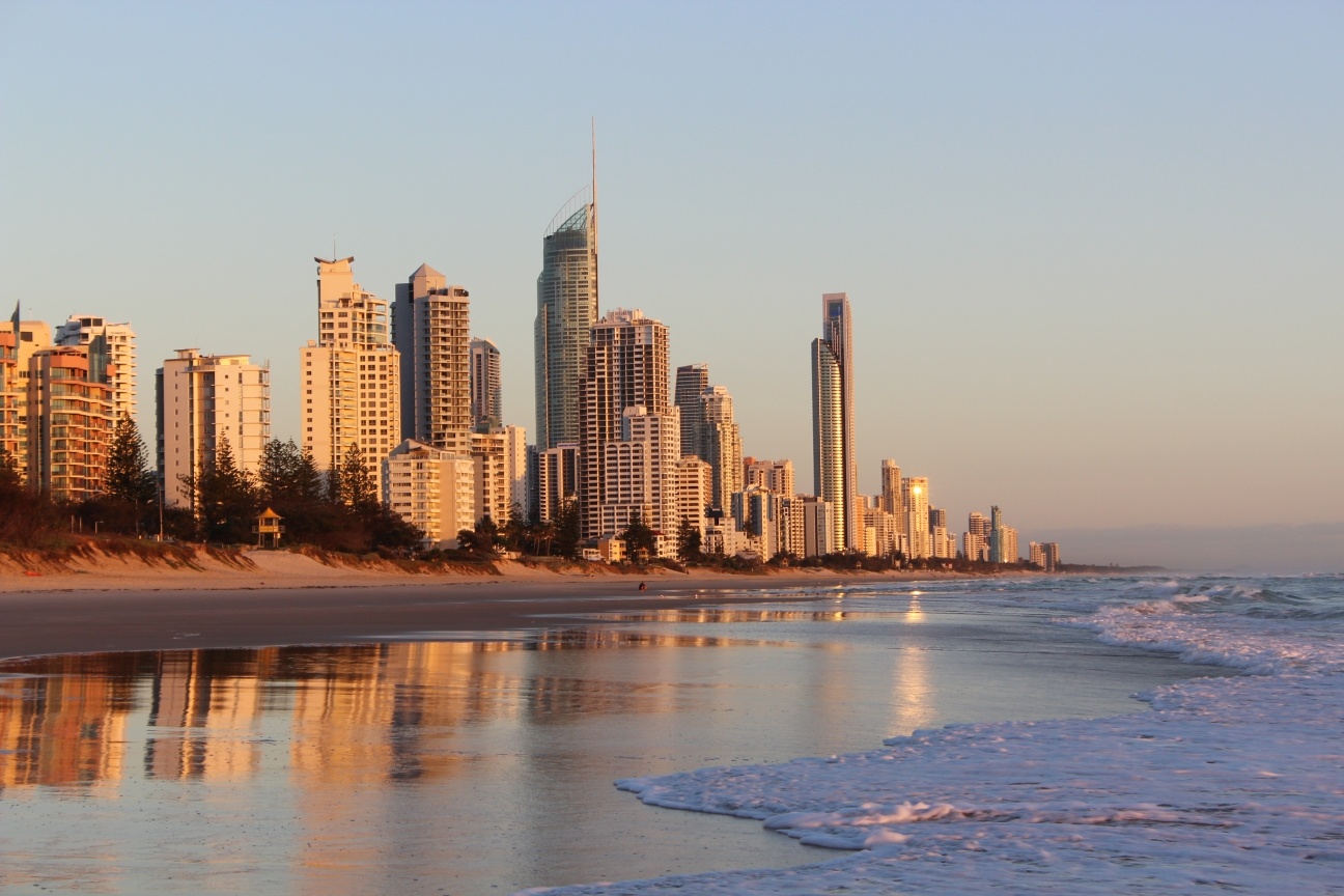 5 reasons to book accommodation in Surfers Paradise